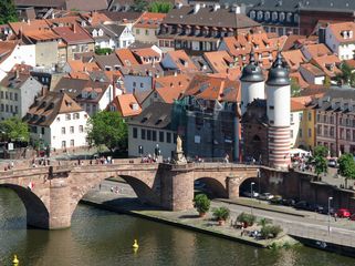 Heidelberg - die Alte Brücke über den Neckar mit Stadttor